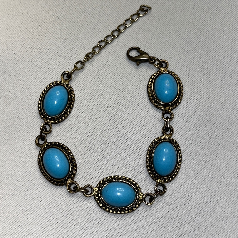Bracelet with turquoise-coloured accents.